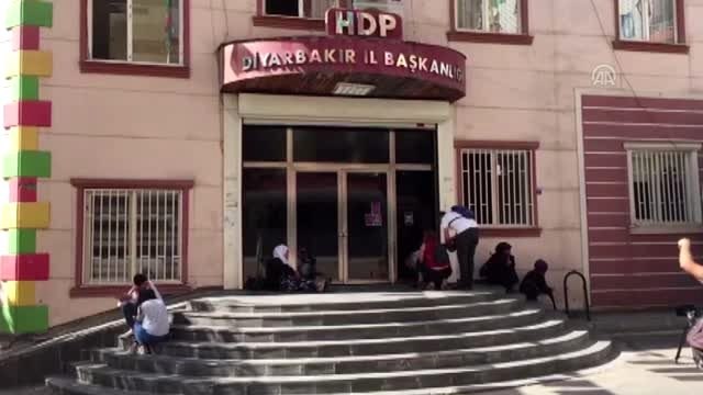 HDP'lilerce terör örgütüne katılım sağlayan çocukları için oturma eylemi başlattılar