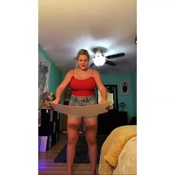 Elle veut montrer qu'elle peut casser une planche avec sa tête.. Mais ça ne va pas se passer comme prévu