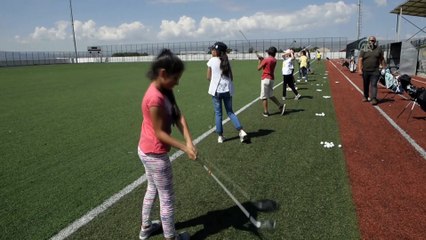 Golf şampiyonasına futbol sahasında hazırlanıyor - ARDAHAN
