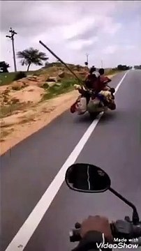 Seulement en Inde! 7 personnes, un chien et beaucoup de bagages sur une seule moto