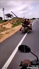 Seulement en Inde!  7 personnes, un chien et beaucoup de bagages sur une seule moto