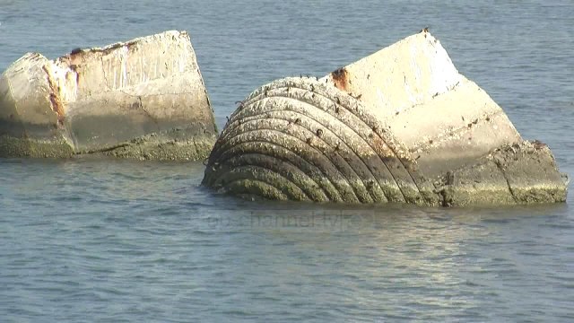 Deti “vrapon” drejt tokës. Rruga e Bishtit të Pallës në Durrës po shembet