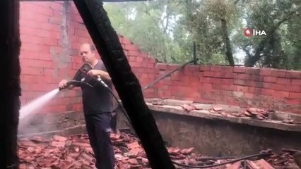 Çocuğunu göremeyen baba ağılı ateşe verdi