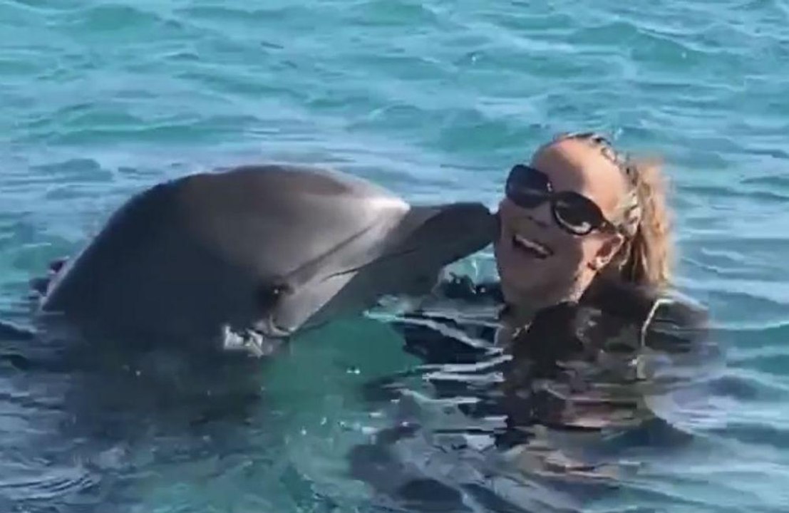 Mariah Carey schwimmt mit Delfinen