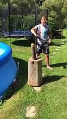 Download Video: Avec son sabre, il pense couper cette buche ais tranche la piscine