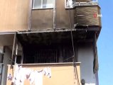 Tuzla'da binanın çatısında çıkan yangın eve sıçradı