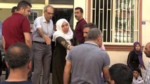 Oğlu için HDP İl Başkanlığı önünde oturma eylemi yapan anne (2)