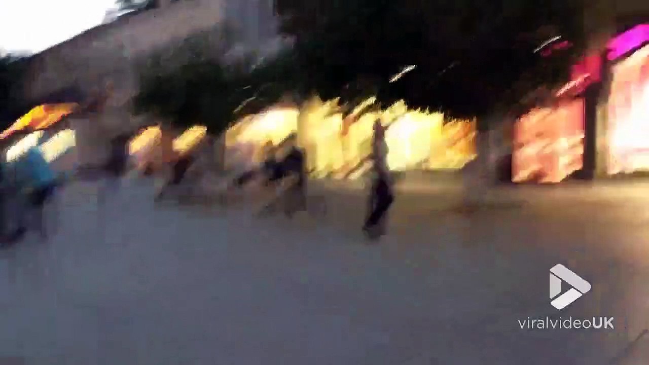 Un fou détruit la vitrine d'un magasin à coups de pieds en Russie !