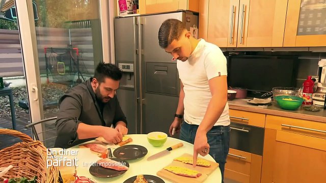Denny Imbroisi dans l'émission Un dîner presque parfait - Défi impossible (Emission 1 - 02/09/19)