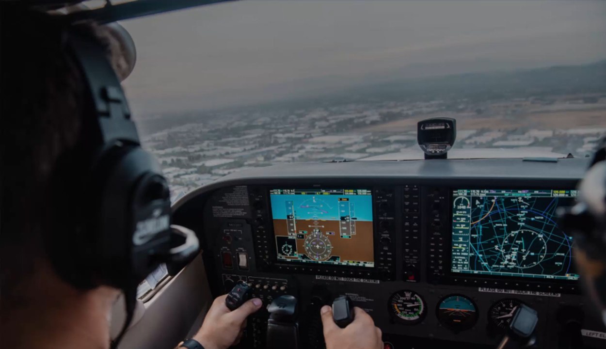 Max Sylvester, 29 ans, a dû poser seul le petit avion dans lequel il recevait sa première leçon de vol.