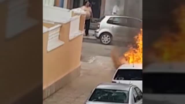 Quema el coche de su pareja u muere atropellado en la autopista