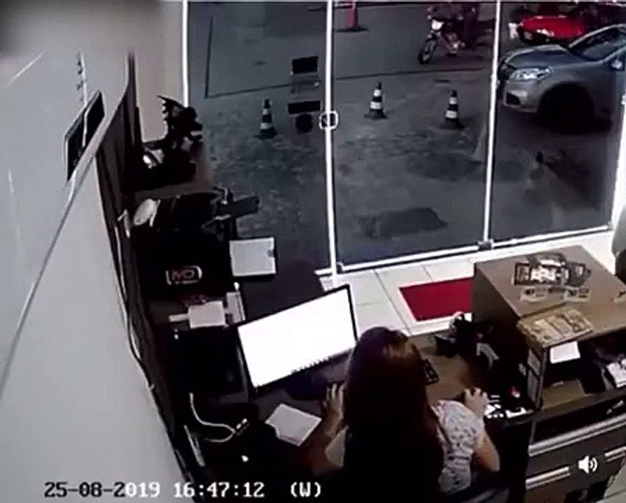 Gros fail pour cet homme qui voulait impressionner une fille avec ça moto