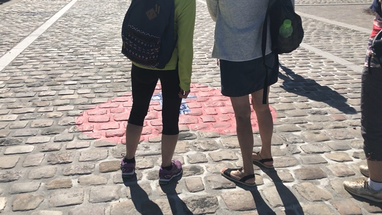 Angers. Un drôle de pied coloré sur la montée Saint-Maurice