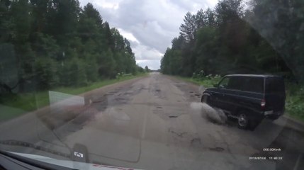 Un conducteur agressif double par la droite et se renverse tout seul