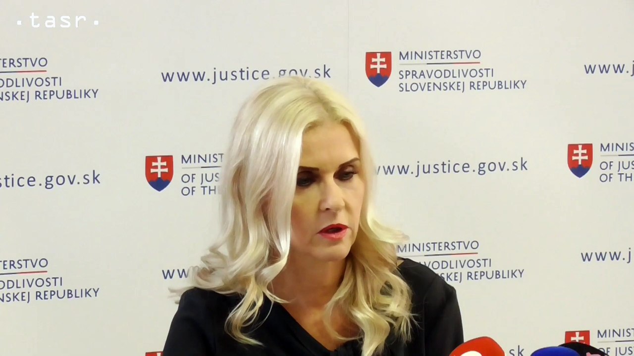 M. Jankovská tvrdí, že bola do jej kancelárie doručená obálka s troma rôznymi verziami komunikácie