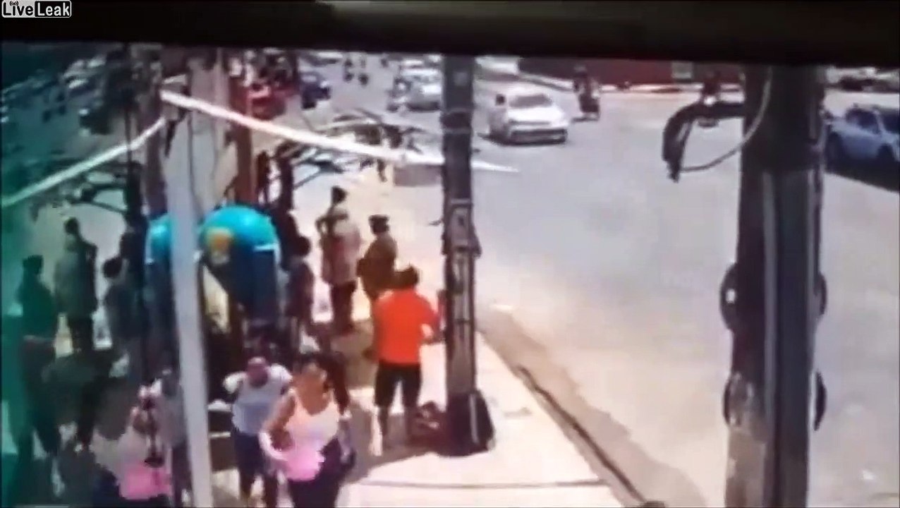Elle stoppe un voleur en fuite avec sa voiture !