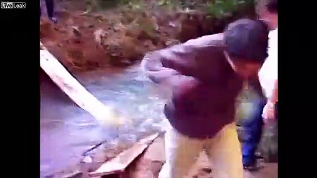 Dernier à traverser, premier à glisser au dessus de la rivière !