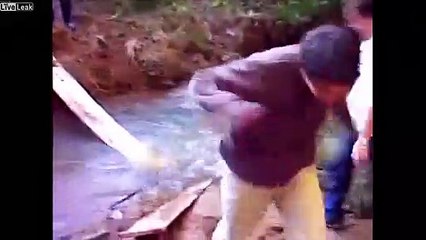 Dernier à traverser, premier à glisser au dessus de la rivière !