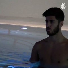 Marco Asensio trabaja en la piscina para recuperarse de su lesión