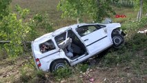 Sürücünün ayakkabı değiştirmek için durduğu otomobildekilere, hafif ticari araç çarptı: 1 ölü, 6...