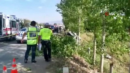 Kontrolden çıkan araç yolda bekleyen kadına çaptı