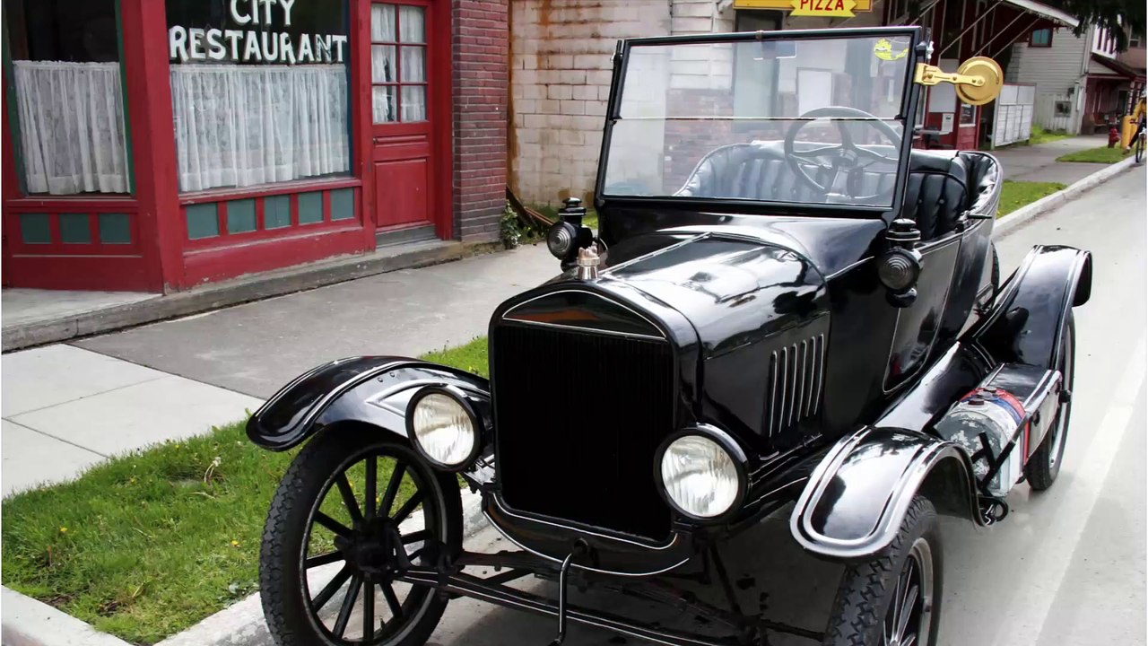Anciano conserva y conduce su auto por 70 años