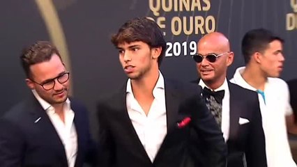 Скачать видео: Portugal ya entrena con Cristiano y Joao Félix a la cabeza