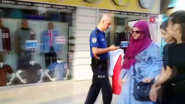 Sokakta iç çamaşırıyla dolaşarak vatandaşı kışkırtan şahsı linç edilmekten polis kurtardı