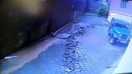 15 ton toprak taşındı, istinat duvarının altında kalan araçlara ulaşılamadı