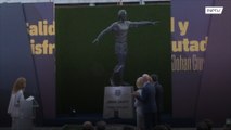 El FC Barcelona presenta una estatua dedicada a Johan Cruyff