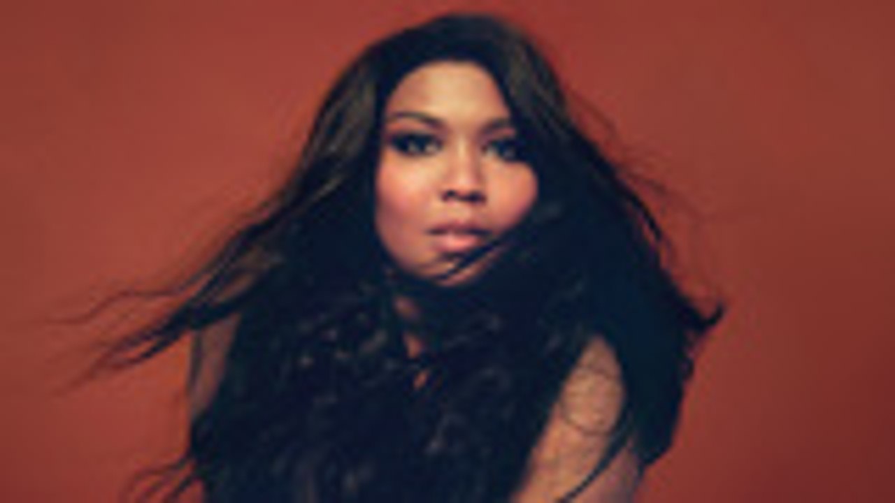 Lizzo Earns Her First Billboard Hot 100 No. 1 With "Truth Hurts" | Billboard News