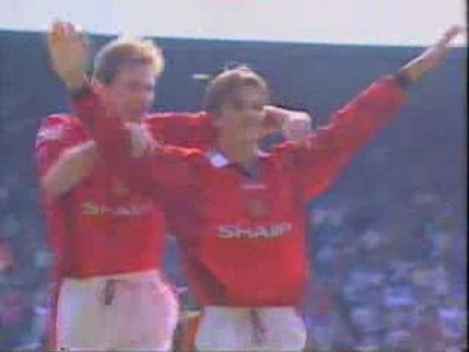 Football - David Beckham - Goal milieu du terrain