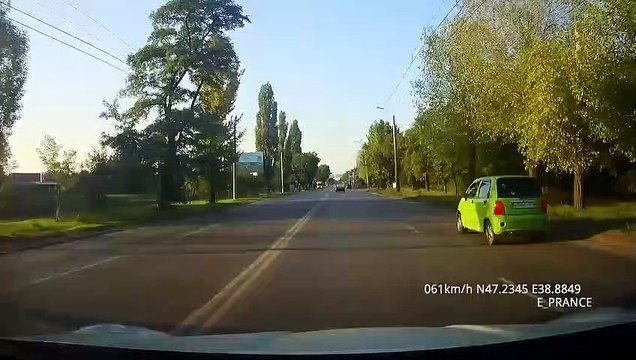 Un conducteur évite de peu un piéton mais perd le controle de sa voiture