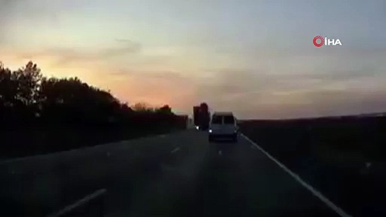 - Rusya'da freni patlayan tır iki aracı ezdi: 1 ölü, 2 yaralı- Dehşete düşüren kaza anı anbean araç...