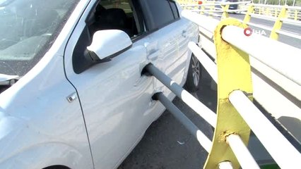 - Bariyer demirleri otomobile ok gibi saplandı: 2 yaralı