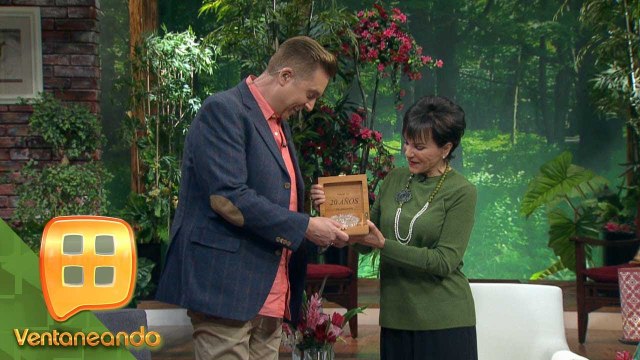 ¡FELICIDADES! Daniel Bisogno cumplió 20 años en TV Azteca y recibió un reconocimiento. | Ventaneando