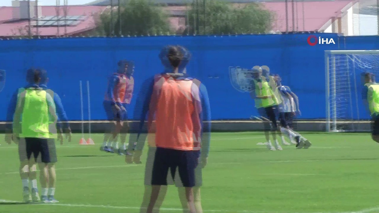 Muzaffer Bilazer: 'Taylan Antalyalı her zaman bu kulüpte anılacak çok değerli bir futbolcu'- BB Erzurumspor Teknik Direktörü Muzaffer Bilazer:- 'Zamanla ritmi yakalayıp şampiyonluk adına elimizden geleni yapacağız'