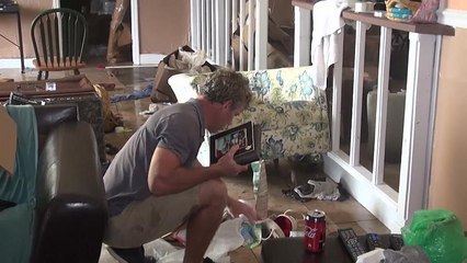 Dorian Kasırgası ile evleri harap olan Bahamalılar değerli eşyalarını kurtarmaya çalışıyor