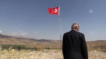 Hakkarili muhtarın bayrak sevgisi