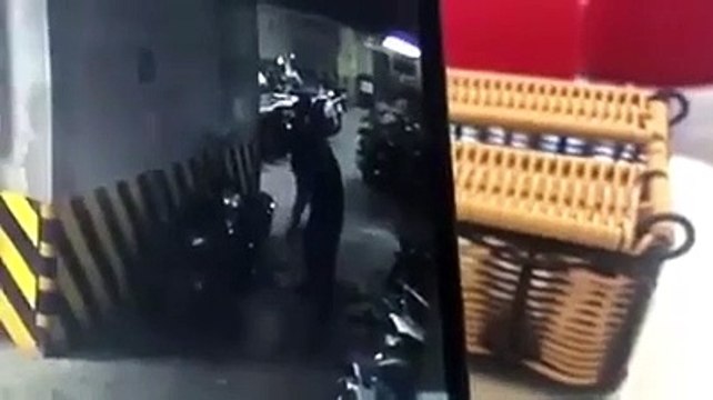 Clip- Gã đàn ông sàm sỡ một phụ nữ, rồi vung tay đánh một phụ nữ khác dưới hầm xe ở chung cư Hà Nội