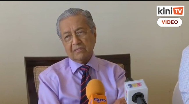 Duduk atas kerusi tu, nanti orang lain tak boleh duduk