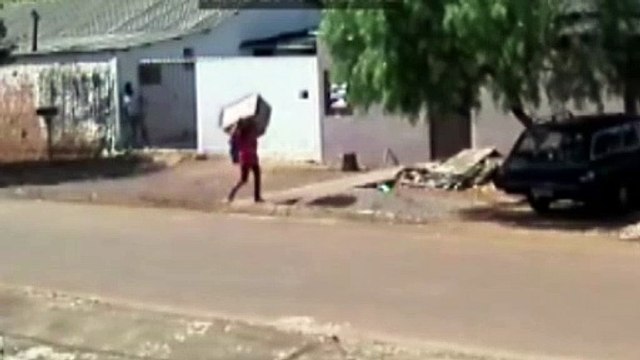 Câmera flagra supostas arrombadoras carregando objetos que teriam sido furtados em residência