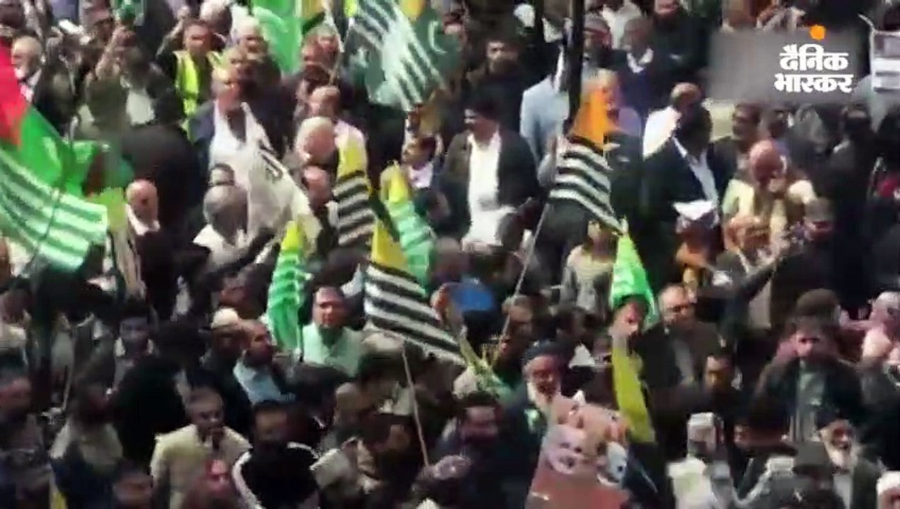 कश्मीर को लेकर पाक के लोगों का हिंसक प्रदर्शन, भारतीय उच्चायोग की इमारत पर अंडे-पत्थर फेंके