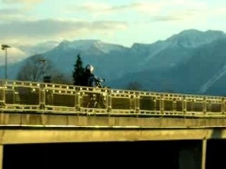 freeride  pleiade weeligne sur le pont de l autoroute