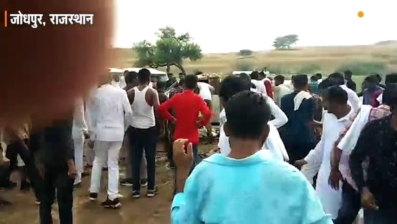 रेतीले धोरों में स्टंट करना पड़ गया भारी, तेज रफ्तार के साथ बोलेरो कैंपर पलटी, चार युवक घायल