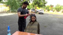 Köy köy dolaşıp kız çocuklarının saçlarını kesiyorlar