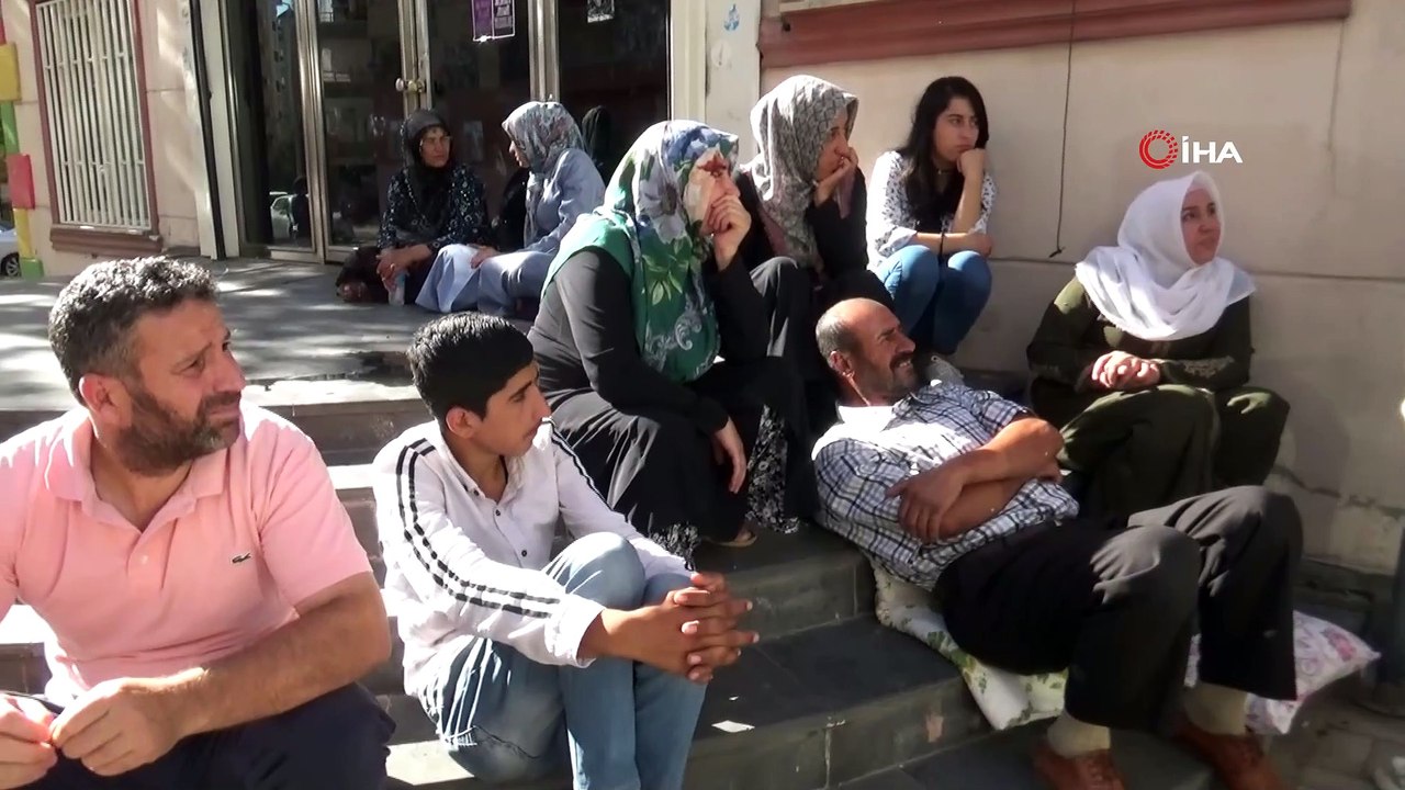 Çocukları dağa kaçırılan ailelerin HDP önündeki eylemi 2. gününde