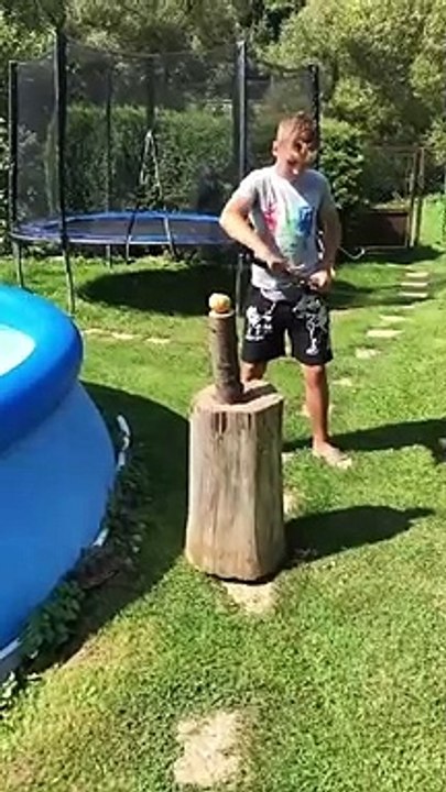 Mauvaise idée : trancher une pomme de terre avec un sabre à côté d'une piscine gonflable