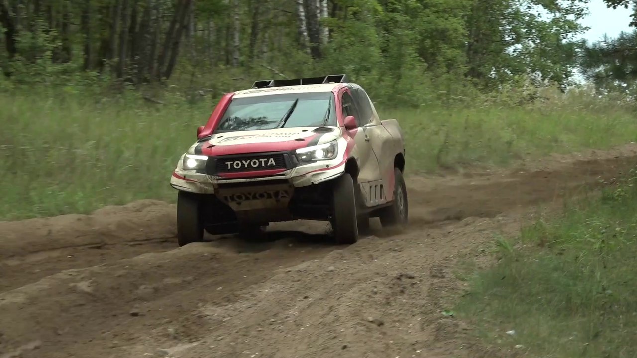Fernando Alonso con el Toyota del Dakar en Polonia