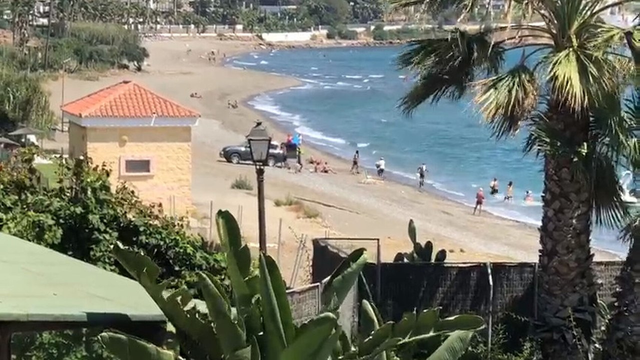 Unos narcos alijan desde una lancha numerosos fardos de hachís en una playa de Estepona.